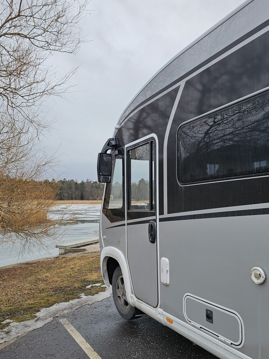 Husbil vid vattnet i Oxelösund ställplats