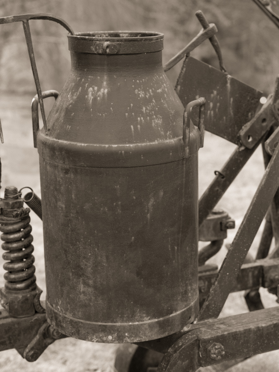 Gammal kanna på lantbruksmaskin vid Westerqwarn