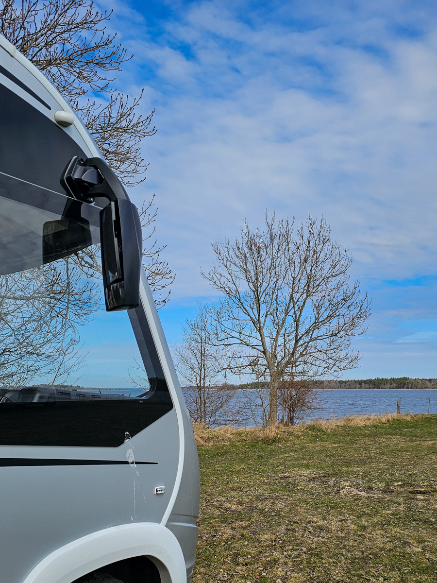 Husbil vid vattnet i Kallerö