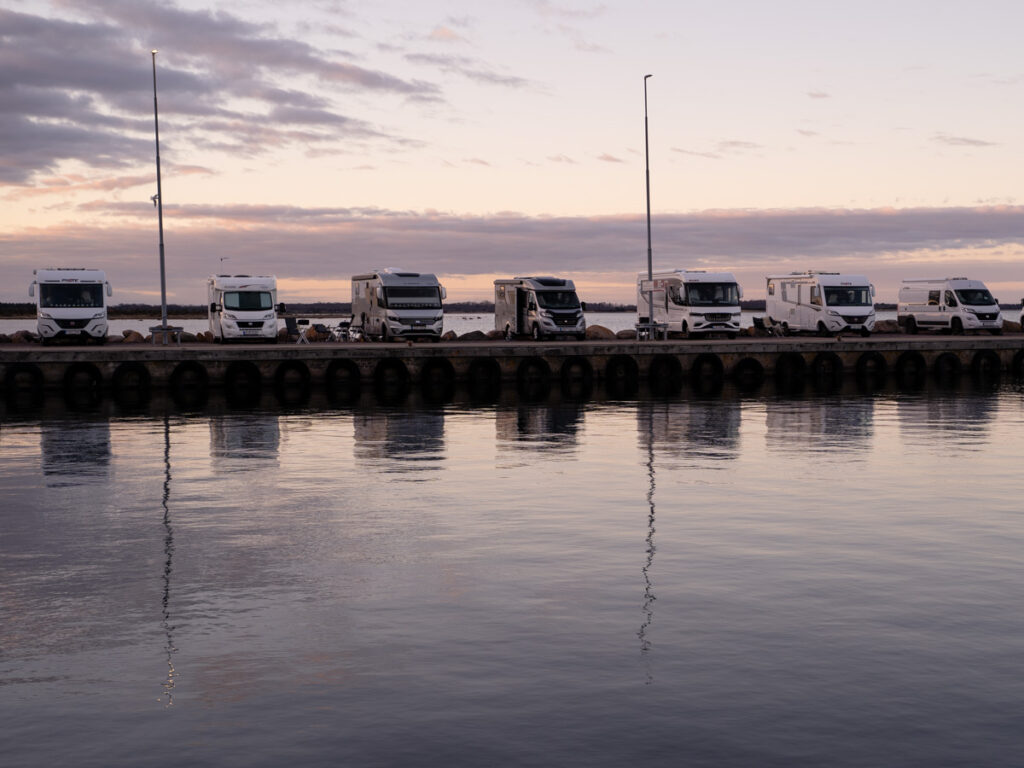 Ställplats Kårehamn Öland. Husbilar på kajen.
