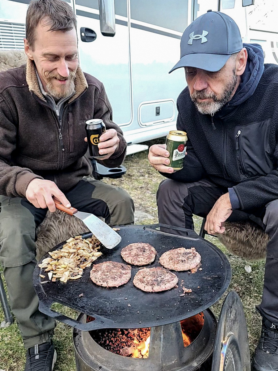 Steker hamburgare utomhus på en Solo stove