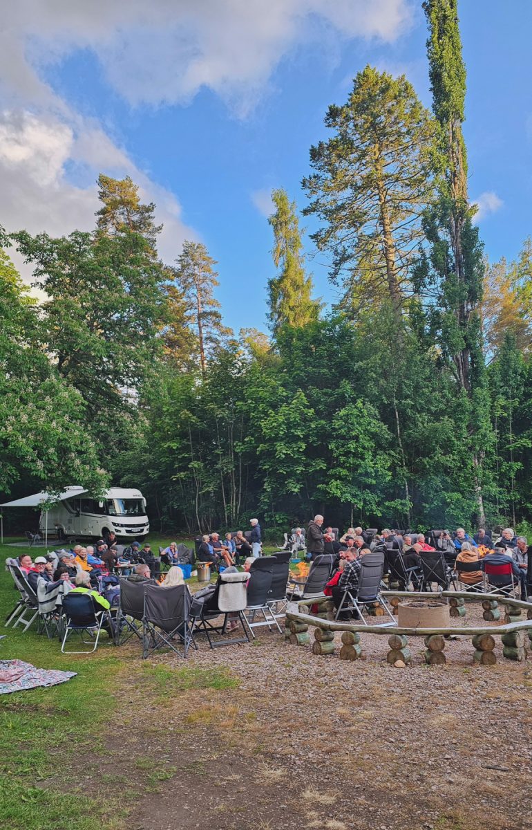 Kvällssamling runt eldstaden på Stora Ekeberg