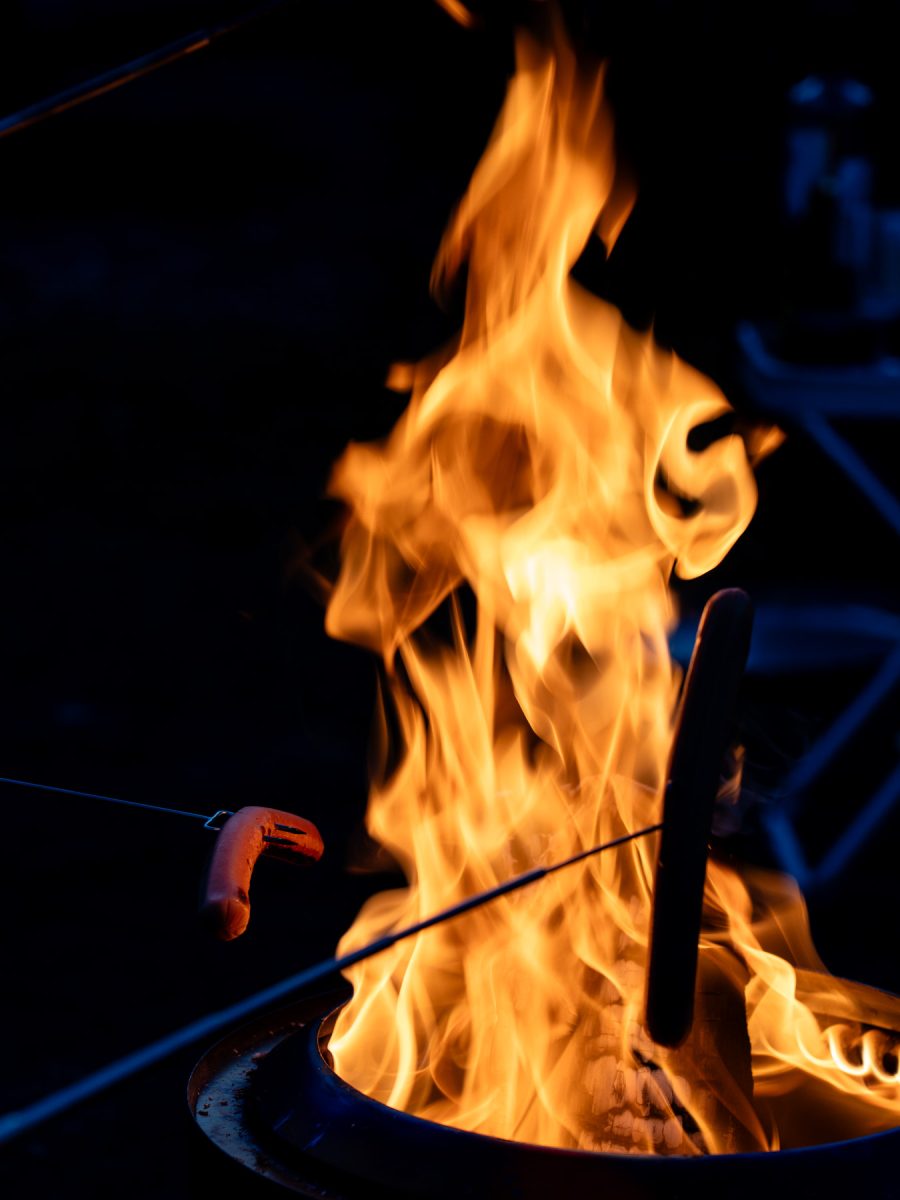 Kvällsmys vid elden på Lilla bageriet i skogen